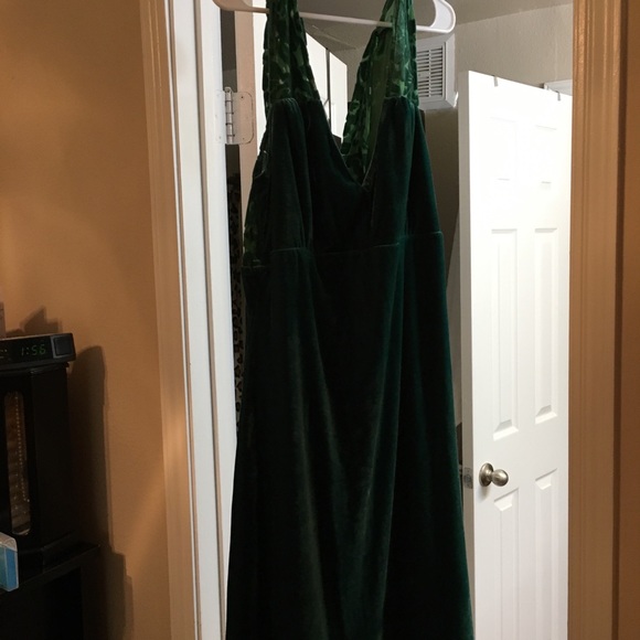 Pin-up to the challenge velvet dress - Picture 2 of 5